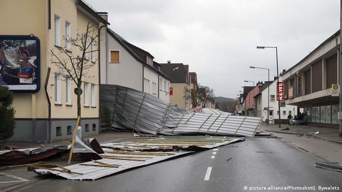 Collapsed roofs on a road in Menden, Germany following winter storm Friederike (picture-alliance/Photoshot/J. Bywaletz)
