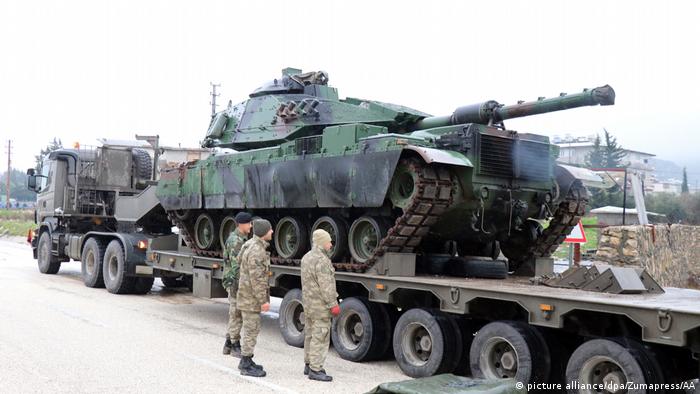 Türkei Panzer in der syrischen Grenze (picture alliance/dpa/Zumapress/AA)