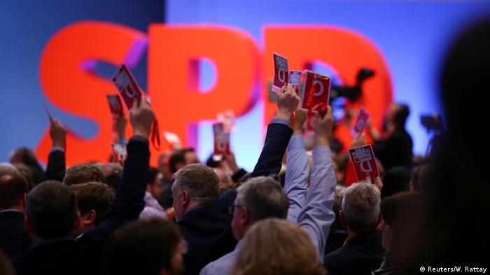 Außerordentlicher SPD-Parteitag
a Abstimmung (Reuters/W. Rattay)