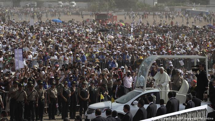 Peru Papst Franziskus in Lima (picture-alliance/AP Images/A. Tarantino)