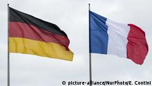 Deutschland Deutsche und französische Flagge in Berlin