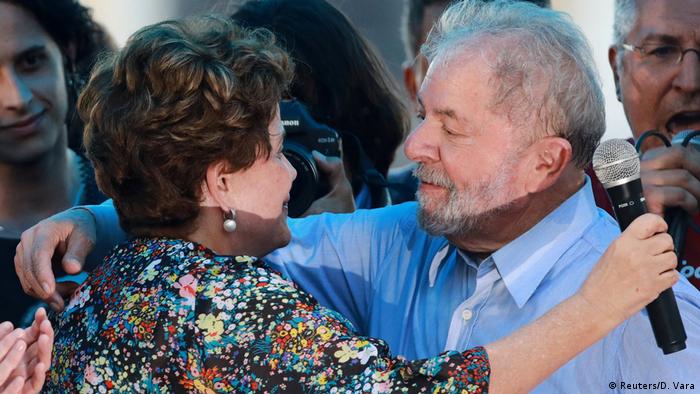 Dilma y Lula (der.) en un acto por la candidatura del expresidente brasileño