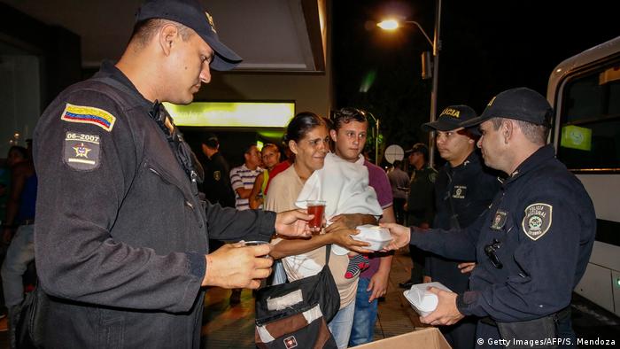 Kolumbien Cucuta venezulanische Flüchtlinge Polizei (Getty Images/AFP/S. Mendoza)