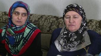Петимат Саламова (на фото справа) с матерью ее покойного зятя Руслана
