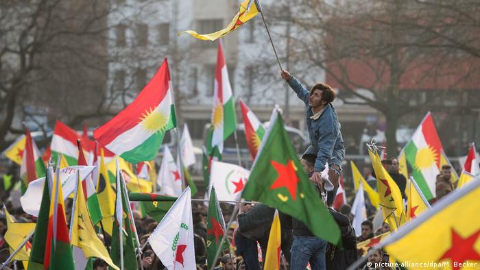 Kurden-Demo gegen türkische Militäroffensive (picture-alliance/dpa/M. Becker)
