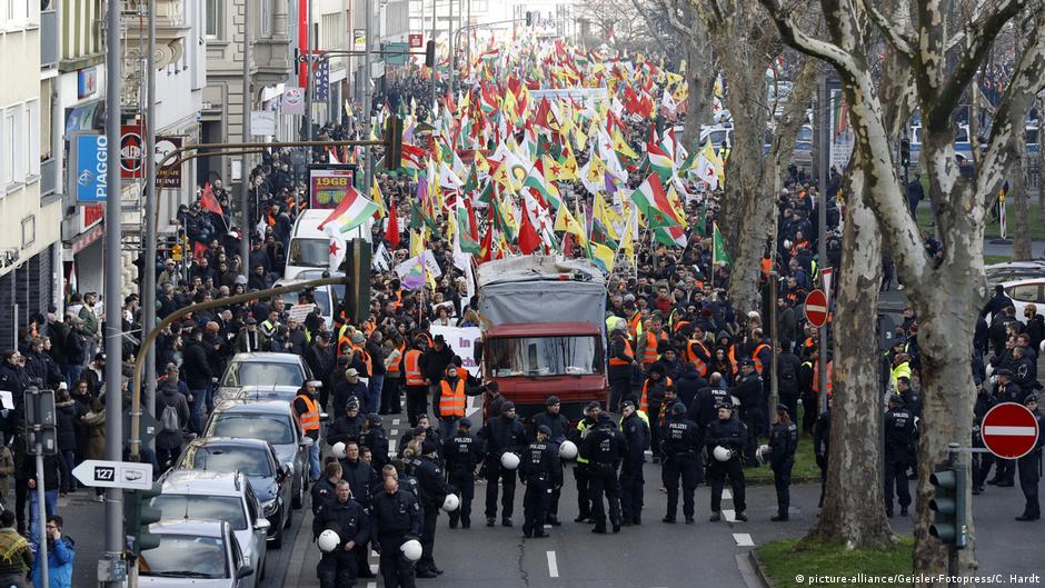 Deutschland | Polizei löst Kurden-Demo in Köln