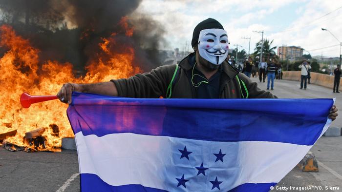 Honduras | Tränengaseinsatz gegen Demonstranten in Honduras (Getty Images/AFP/O. Sierra)