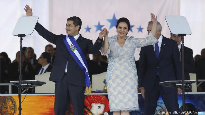 Honduras Präsident Juan Orlando Hernandez und seine Frau Ana Garcia (picture alliance/AP/F. Antonio)