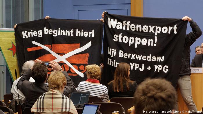 Deutschland Pro-kurdische Proteste bei Regierungs-Pressekonferenz in Berlin (picture-alliance/dpa/Jung & Naiv/T. Jung)