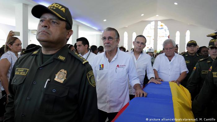 Kolumbien Beerdigung nach Bombenanschlag auf Polizeiwache in Kolumbien (picture alliance/dpa/colprensa/J. M. Cantillo)