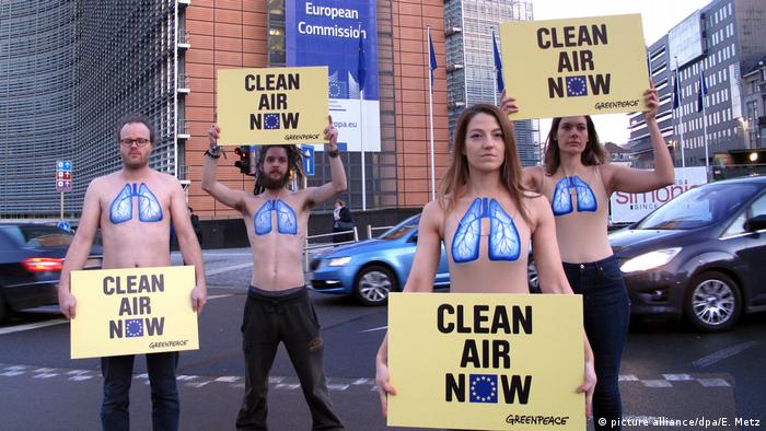 EU-Kommission Luftverschmutzung Demo Greenpeace (picture alliance/dpa/E. Metz)