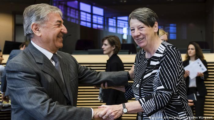 El comisario de la UE Vella (izquierda) y la ministro de Medio Ambiente alemana Hendricks en Bruselas