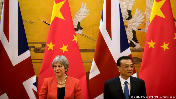 China Peking Theresa May und Li Keqiang (Getty Images/AFP/M. Schiefelbein)