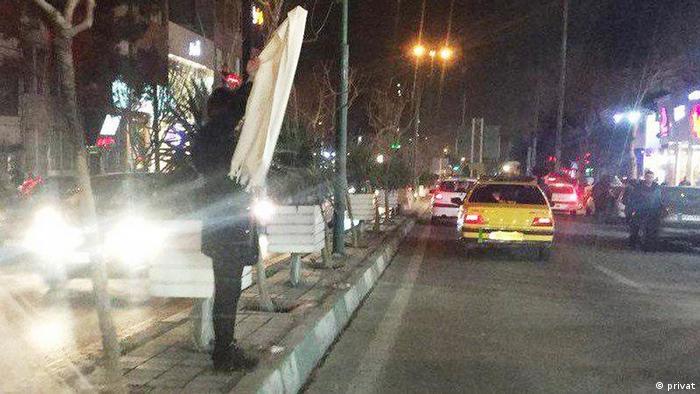 در هفته‌های گذشته چندین زن در ایران به نشانه اعتراض به حجاب اجباری روسری‌های خود را بر سر چوب زدند