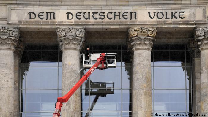 Arbeiter am Reichstagsgebäude - Symbolbild Koalitionsverhandlungen (picture alliance/dpa/R. Hirschberger)