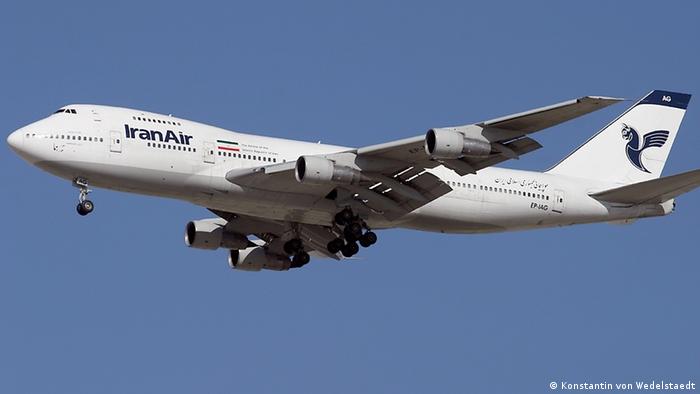 استیون منوچین، وزیر خزانه‌داری آمریکا گفت که مجوز فروش هواپیماهای مسافربری شرکت‌های بوئینگ و ایرباس به ایران لغو می‌شود