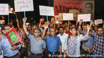 Ausnahmezustand im Urlaubsparadies Malediven (picture-alliance/dpa/M.Sharuhaan)