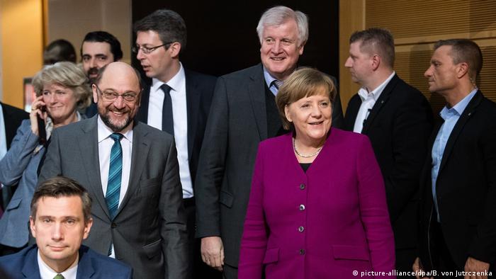 Merkel with Schulz and Seehofer as well as many aides after the coalition talks (picture-alliance/dpa/B. von Jutrczenka)