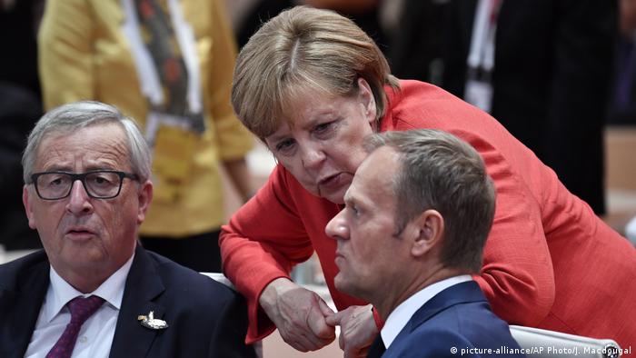Deutschland Hamburg - G20 - Angela Merkel spricht mit Präsident der Europakomission Jean-Claude Juncker (picture-alliance/AP Photo/J. Macdougal)