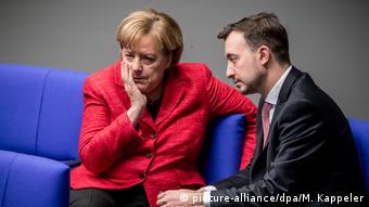  Merkel (CDU) und JU Vorsitzender Paul Ziemiak (picture-alliance/dpa/M. Kappeler)