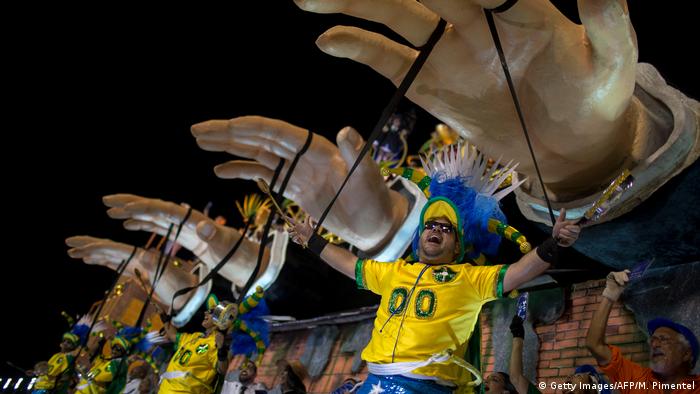 Ala Manifestoches da Paraíso do Tuiuti ironizou manifestantes pró-impeachment, retratando brasileiros manipulados que se vestiram de verde e amarelo e bateram panelas para pedir o afastamento da ex-presidente Dilma Rousseff