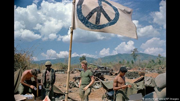 BG 60 Jahre Peace-Zeichen (picture-alliance/AP Images)