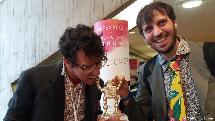 Breno Castro Alves, coordenador do projeto, e Mundano, idealizador do aplicativo, recebem prêmio em Paris