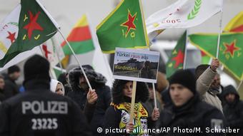 Berlin -Türkischer Ministerpräsident Yildirim in Deutschland - Kurden protestieren (picture alliance/AP Photo/M. Schreiber)