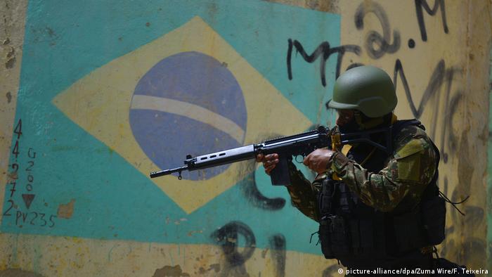 Brasilien - Militär soll Kontrolle in Rio übernehmen (picture-alliance/dpa/Zuma Wire/F. Teixeira)