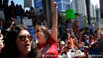 USA Anti-Waffen-Demonstration in Fort Lauderdale (picture-alliance/AP Photo/B. Anderson)