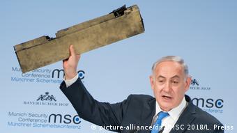 Биньямин Нетаньяху демонстрирует сбитый беспилотник 