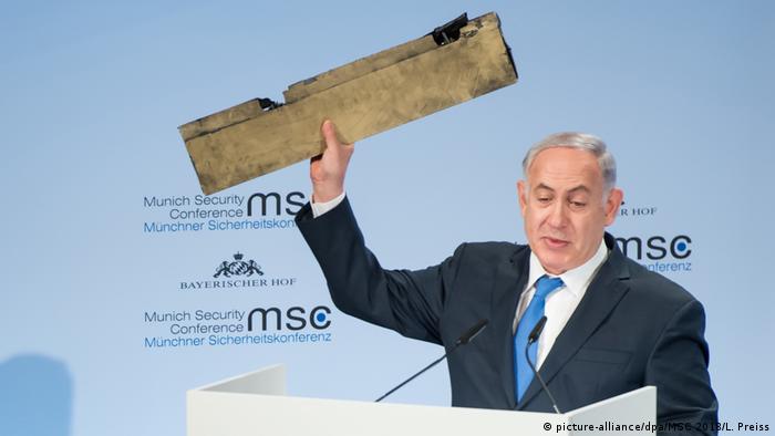 Israel's Netanyahu holding up a piece of a drone, allegedly from Iran (picture-alliance/dpa/MSC 2018/L. Preiss)