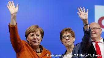 Angela Merkel und Annegret Kramp-Karrenbauer (picture-alliance/AP Photo/M. Probst)