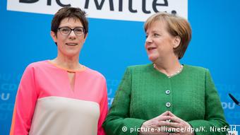 Deutschland Gremiensitzungen der CDU Angela Merkel (M, CDU) und Annegret Kramp-Karrenbauer (picture-alliance/dpa/K. Nietfeld)