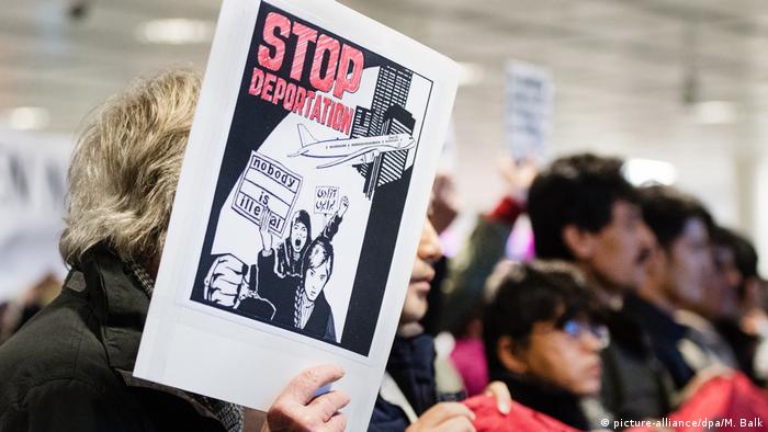 Citizens gathered at Munich's airport to protest the deportation of Afghan nationals (picture-alliance/dpa/M. Balk)