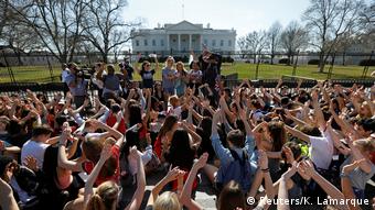 Beyaz Saray önünde toplanan bir grup öğrenci okullarda yaşanan silahlı saldırıları protesto ediyor.