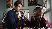 Venezuela - Nicolas Maduro grüsst Soldat während Parade