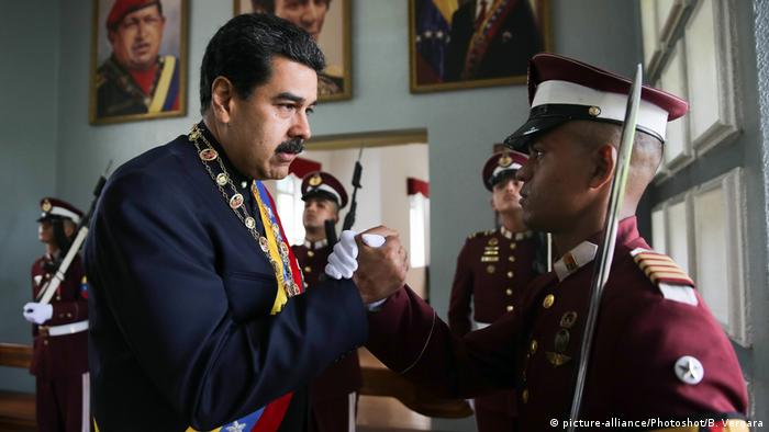 Venezuela - Nicolas Maduro grüsst Soldat während Parade (picture-alliance/Photoshot/B. Vergara)