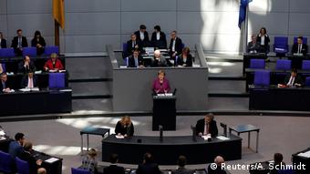 Deutschland Regierungserklärung Merkel (Reuters/A. Schmidt)