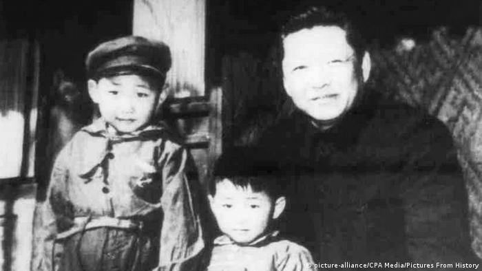 China Xi Jinping & Vater Xi Zhongxun im Jahr 1958 (picture-alliance/CPA Media/Pictures From History)