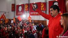 Maduro winkt, als er zum Treffen mit der Kommunistischen Partei Venezuelas (PCV) in Caracas kommt