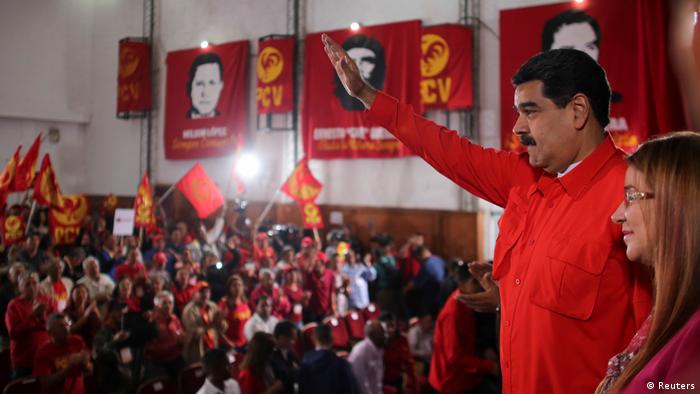 Maduro winkt, als er zum Treffen mit der Kommunistischen Partei Venezuelas (PCV) in Caracas kommt (Reuters)