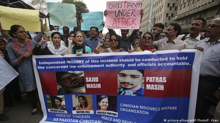 Pakistani rights activists protest against 'torture' of Patras and Sajid Masih by authorities (picture-alliance/AP Photo/F. Khan)