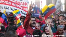 Venezuela Caracas - Venezuela vor der Wahl - Nicolas Maduro umringt von Anhängern