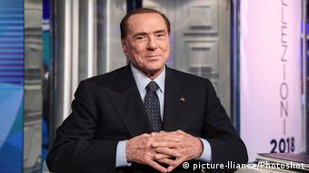 Italien Silvio Berlusconi Fernsehauftritt (picture-lliance/Photoshot)