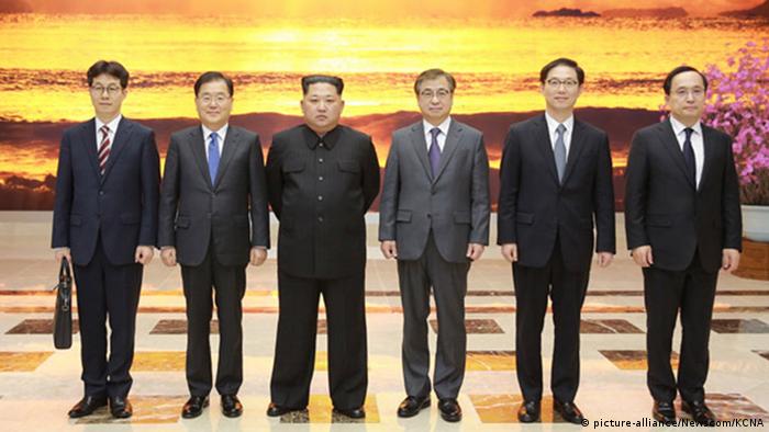 Зустріч північнокорейського лідера Кім Чен Ина (третій зліва) з делегацією з Сеула
