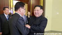 Nordkorea Kim Jong Un spricht mit sdkoreanischer Delegation