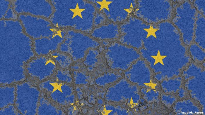 Symbolbild Flagge EU Erosion (Imago/R. Peters)