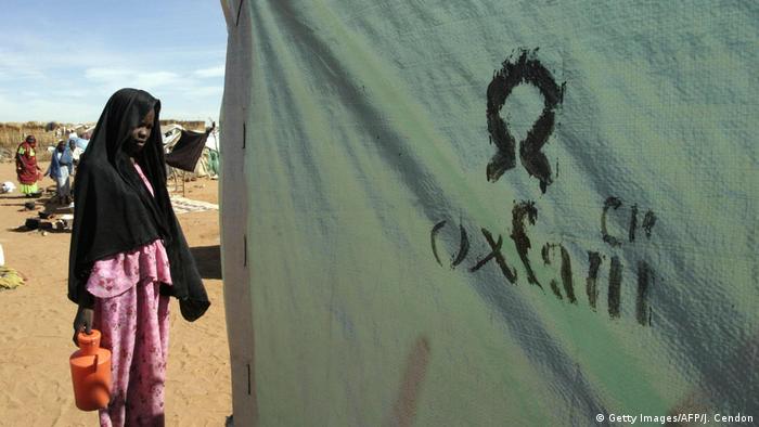 Sudan - Eine sudanesische Frau wartet vor einer Toilette der britischen Hilfsorganisation Oxfam (Getty Images/AFP/J. Cendon)