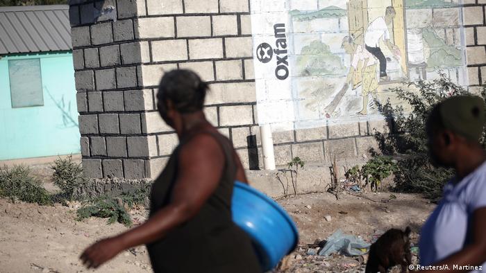 Haiti - Leute vor Oxfarm Schild in Corail (Reuters/A. Martinez)